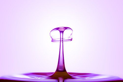 Druppel splash botsing in paars