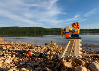 Lego figuren op het kiezelstrand