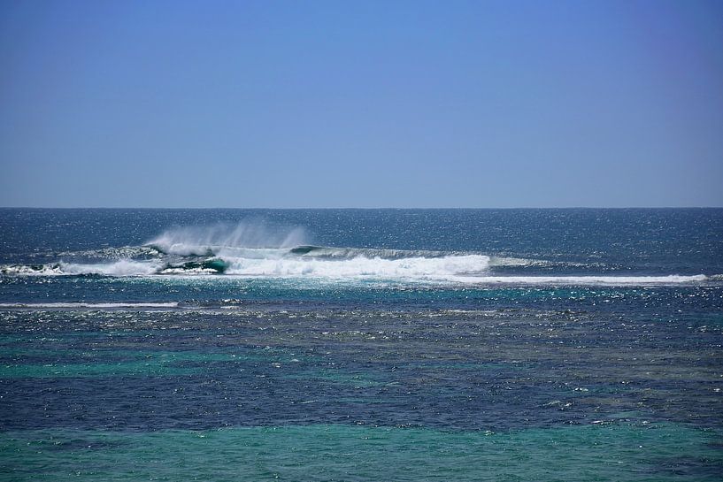Crashing waves by Frank's Awesome Travels