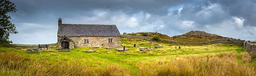 Panoramafoto met een oud kerkje in Noord Wales, Groot-Brittannië