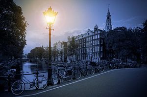 Blauwe lantaarn op de Kloveniersburgwal  sur Dennis van de Water