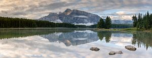 Mount Rundle en Two Jack Lake, Banff National Park, Alberta, Canada van Alexander Ludwig