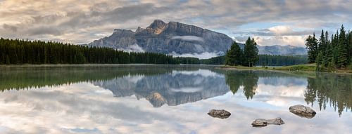 Mount Rundle en Two Jack Lake, Banff National Park, Alberta, Canada van Alexander Ludwig