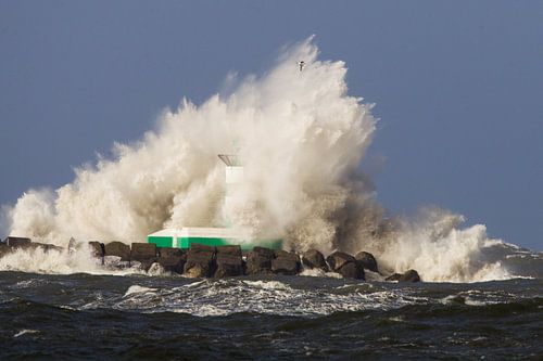 Zuidpier van IJmuiden verdwijnt in metershoge golf