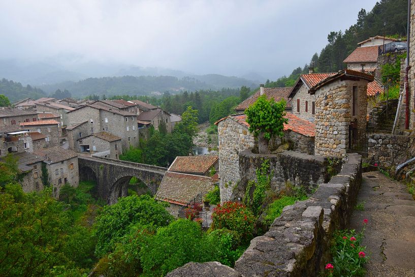 Dorf Jaujac in der Ardeche, Zentralmassiv, Frankreich von Studio LE-gals