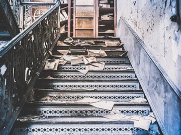 Treppenhaus zu einem Archivschrank von Art By Dominic