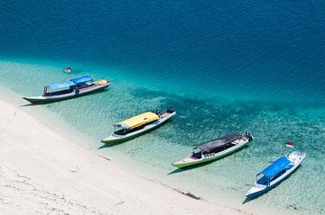 Quatre bateaux sur la plage