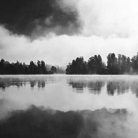 Brouillard matinal au-dessus du lac en noir et blanc sur Patrik Lovrin