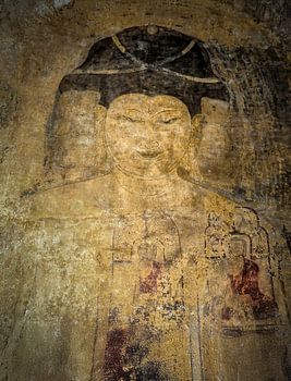 Doorleefde boeddha in goudgele, bruine en rode tinten