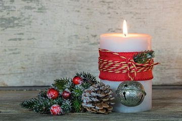 Adventskerzenlicht mit traditioneller Weihnachtsglockendekoration auf Holz von Alex Winter