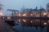 Brouillard à l'heure bleue à Leyde avec vue sur le Marekerk et le Marebrug