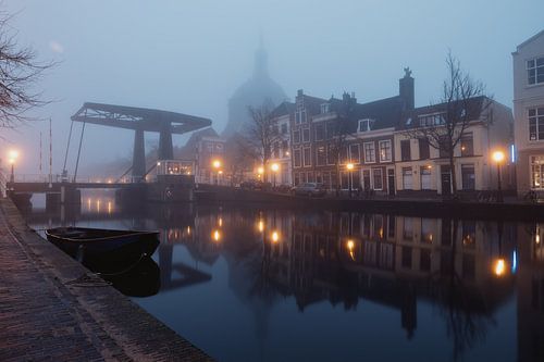 Mist tijdens het blauwe uur in Leiden met zicht op de Marekerk en de Marebrug