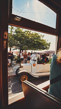 Lissabon tram doorkijkje naar oude auto
