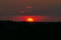 Vurige zonsondergang aan de horizon