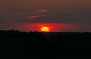 Feuriger Sonnenuntergang am Horizont