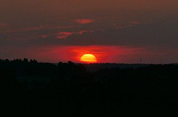 Feuriger Sonnenuntergang am Horizont