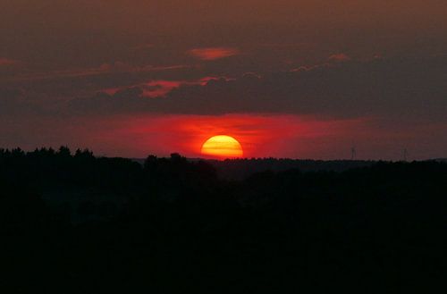 Coucher de soleil enflammé à l'horizon