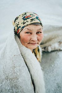 Porträt einer Frau in Sibirien, Russland von Milene van Arendonk