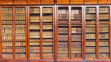 Eine historische Bücherwand aus Holz