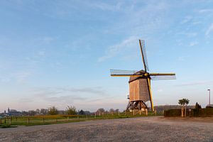 Un moulin à vent le matin