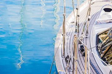 Luxusyacht vor Anker im mediterranen Yachthafen von Alex Winter