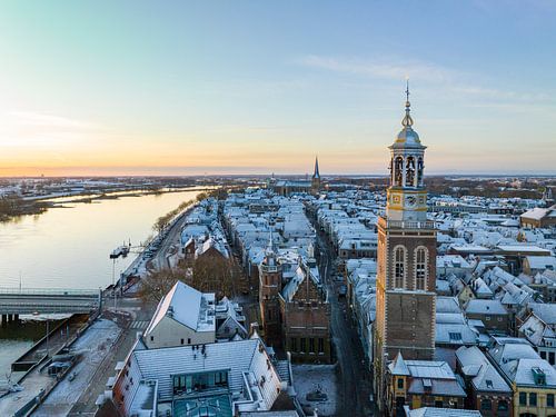 Kampen met de Nieuwe Toren aan de IJssel tijdens zonsopgang