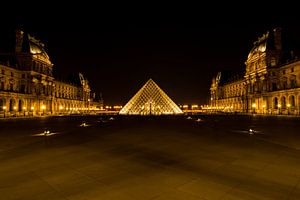 Museum Louvre bij avond - Parijs - 2 van Damien Franscoise