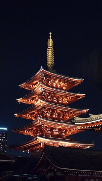 Senso-ji pagode bij nacht in Tokio, Japan van Aagje de Jong