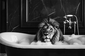 Majestueuze leeuw in bad - een indrukwekkend badkamerkunstwerk voor je toilet van Poster Art Shop