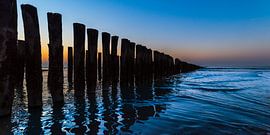 Panorama des brise-lames au coucher du soleil à Domburg, (rouge / bleu) sur Marjolijn van den Berg