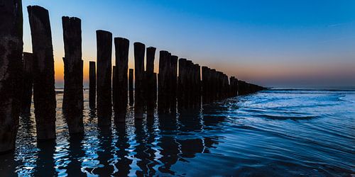 Panorama golfbrekers bij zonsondergang in Domburg, ( rood / blauw )