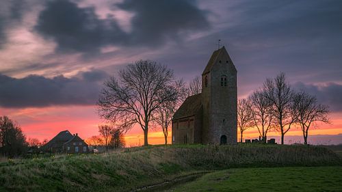Zonsopkomst Mauritiuskerk in Marsum