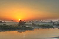 Sonnenaufgang über den Wiesen