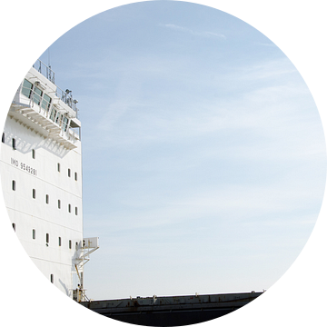 Vrachtschip in contrast met blauwe lucht van Maurice Verschuur