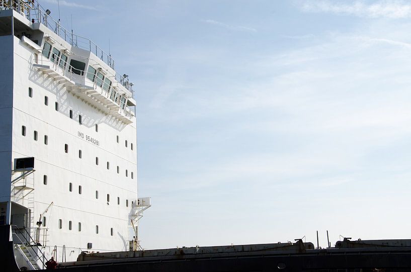 Vrachtschip in contrast met blauwe lucht von Maurice Verschuur