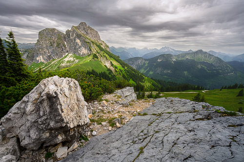Aggenstein achter lichte rotsen onder dramatische wolken