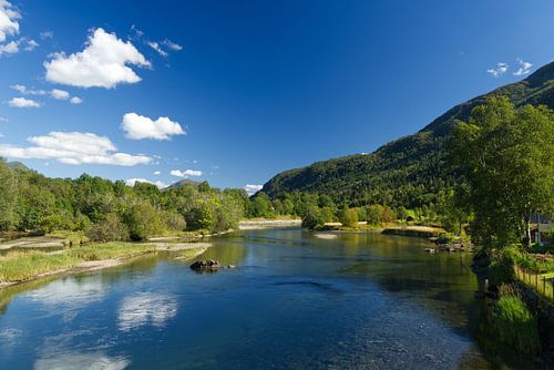 Sommer am Fluss Eidselva in Nordfjordeid