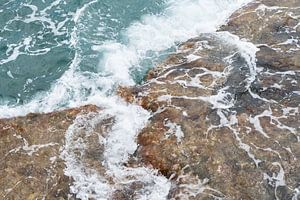 Blaues Meerwasser fließt über die Felsen 2
