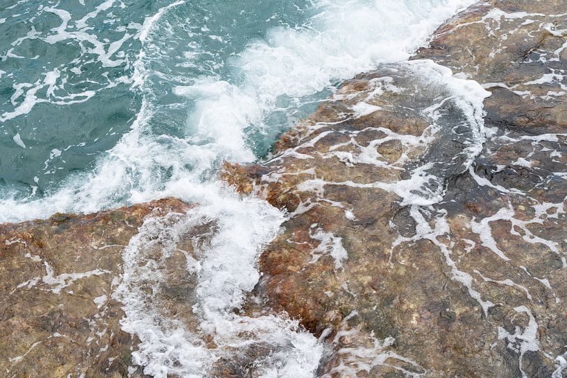 Blaues Meerwasser fließt über die Felsen 2 von Adriana Mueller