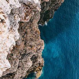 Felsen und blaues Meer | Menorca, Spanien | Landschaftsfotografie | Natur &Ampel; Feiertage von Melody Drost