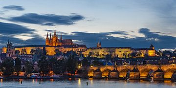 Karelsbrug in Praag bij nacht van Walter G. Allgöwer