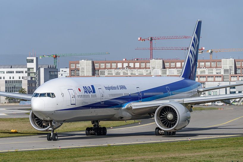 ANA Boeing 777-300ER op luchthaven Frankfurt. van Jaap van den Berg