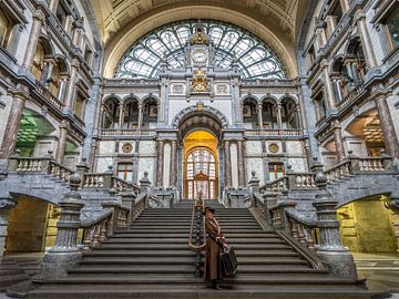No reason to stay (Antwerp Central Station) by Wil Crooymans