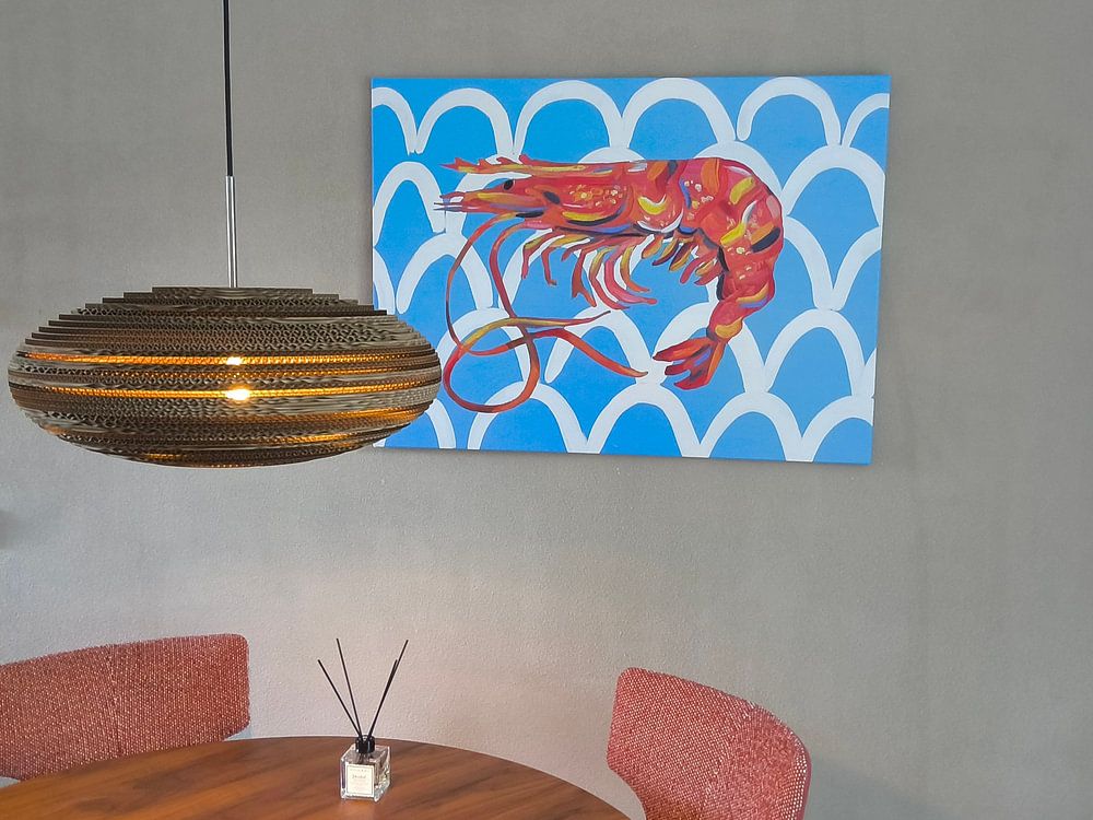 Garnele auf blauem Wavey  von Alice Straker 