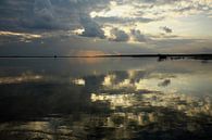 Reflecties in het water bij zonsopkomst in Oman van Yvonne Smits thumbnail
