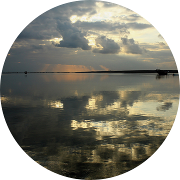 Reflecties in het water bij zonsopkomst in Oman van Yvonne Smits