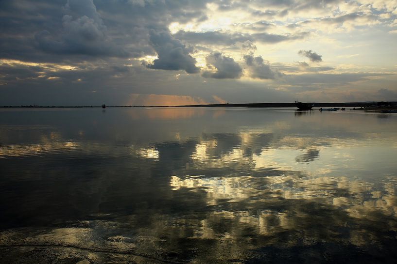 Reflecties in het water bij zonsopkomst in Oman van Yvonne Smits