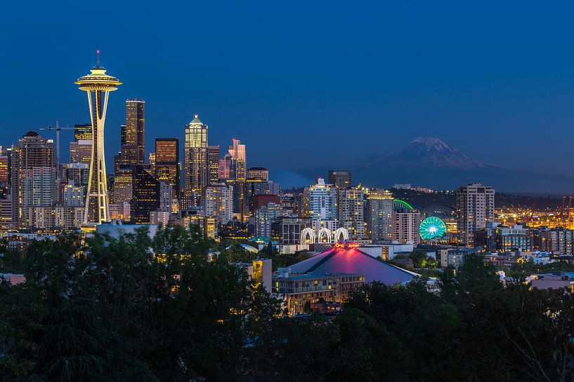 Blaue Stunde an der Skyline von Seattle von Edwin Mooijaart