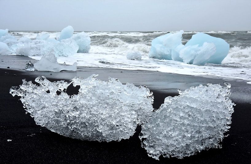 Twee gletsjerijs sculpturen op het lava strand bij ijsmeer Jokulsarlon ice lagoon, ijs van Jutta Klassen