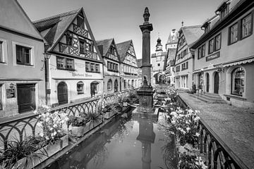 Rothenburg ob der Tauber met Röderbrunnen in zwart-wit van Manfred Voss, Schwarz-weiss Fotografie